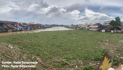 jaring penangkap sampah di sungai martapura